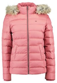 Ljusrosa puffjacka med horisontella sömmar, luva med fuskpäls, zip-stängning och två sidofickor. Snygg textur och modern design.