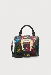 Černá látková taška s barevnými květinovými vzory, zlatou kovovou výbavou, horním madlem, odnímatelným ramenním popruhem a logem na přední straně.