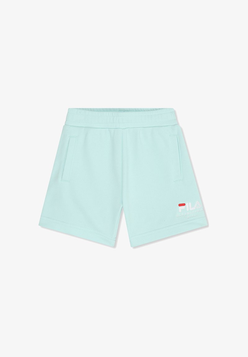 Shorts décontractés bleu clair avec une taille élastique, des poches latérales, et un logo FILA blanc et rouge sur la jambe droite en bas.