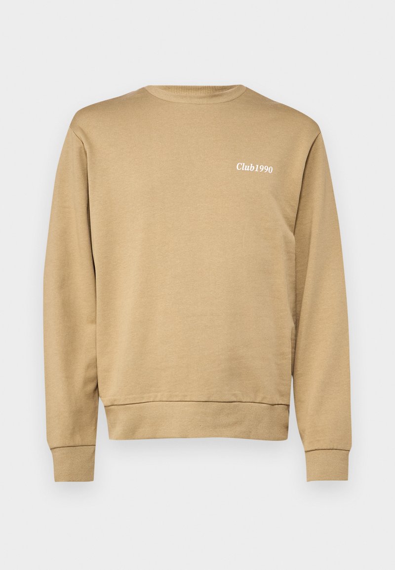 Felpa beige con collo a giro e polsini a costine, caratterizzata da un sottile testo "Club1990" in bianco sull'area sinistra del petto. Texture liscia.