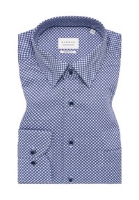Camicia a maniche corte con motivo a diamante blu e bianco, caratterizzata da un design moderno, colletto con bottoni e taschino sul lato sinistro.