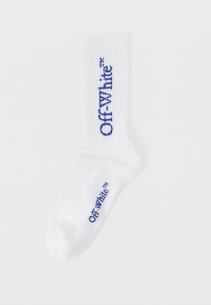 Chaussette blanche avec le texte bleu "Off-White™" en position verticale sur le mollet et en position horizontale près des orteils.