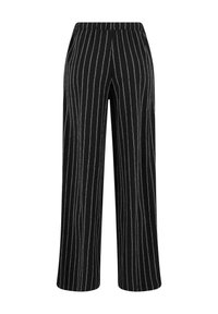 Černé široké kalhoty s vertikálními bílými pruhy, elastickým pasem a měkkou texturovanou tkaninou.