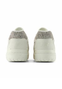 Weiße Sneaker mit einer strukturierten, beigen und schwarz gesprenkelten Ferse. Schlankes Design mit Gummisohle und dezentem Branding auf der Rückseite.