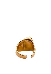 Anillo en tono dorado con un diseño orgánico y abstracto, con una superficie texturizada y una banda dividida, que ofrece un estilo de espalda abierta.