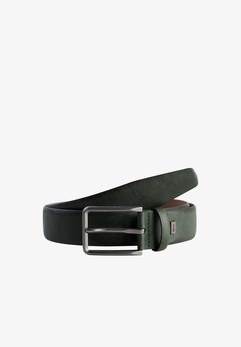 Ceinture en cuir vert foncé avec boucle rectangulaire en argent et petite étiquette métallique de marque sur la boucle, sur fond blanc.