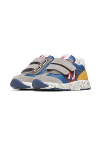 Graue und blaue Sneaker aus Wildleder und Mesh-Materialien, mit Klettverschlussriemen, einer gemusterten weißen Sohle und gelben Akzenten an der Ferse.