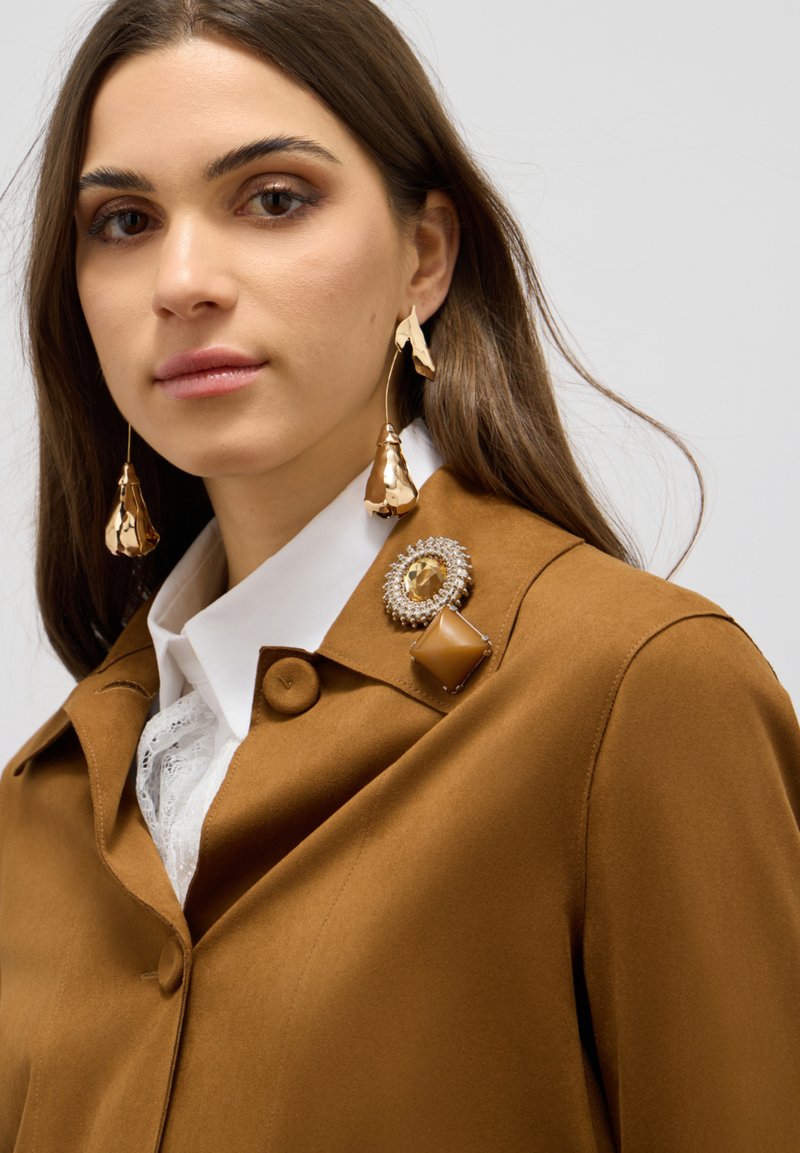 Oltre BOXY CON SPILLA GIOIELLO Giacca leggera marrone