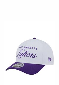 Weißer Hut mit einem lila gebogenen Schild. "LOS ANGELES" und "Lakers" in lila gestickt. Verfügt über eine runde Krone und einen verstellbaren Riemen.
