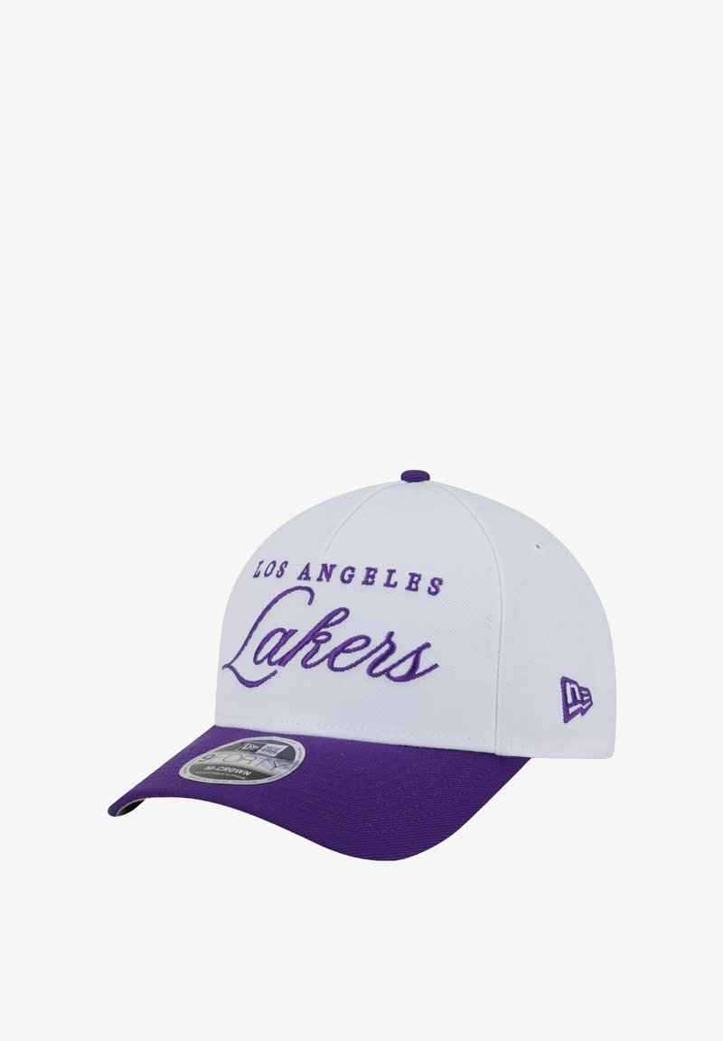 Weißer Hut mit einem lila gebogenen Schild. "LOS ANGELES" und "Lakers" in lila gestickt. Verfügt über eine runde Krone und einen verstellbaren Riemen.