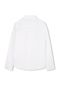 Camicia bianca a maniche lunghe con colletto tradizionale, polsini abbottonati e una texture liscia. Presenta una spalla posteriore e un orlo leggermente curvo.