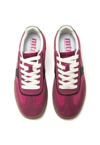 Zapatillas de ante moradas con cordones blancos, acentos negros, ribete verde y una suela de goma texturizada. Presentan un logo en la lengüeta y el forro interior.