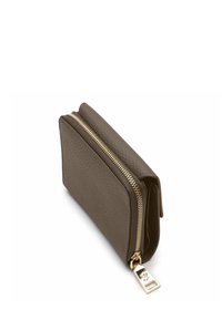 Portafoglio in pelle marrone con superficie texturizzata, zip dorata e un'etichetta removibile. Forma rettangolare compatta con bordi arrotondati.