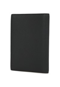 Juodas odinis piniginė su tekstūruotu paviršiumi, stačiakampio formos, švariais kraštais ir be matomų detalių ar akcentų.