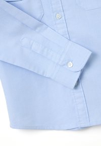 Camicia azzurra chiara con tessuto strutturato, taschino singolo e colletto a punta. Presenta bottoni bianchi e un orlo diritto.