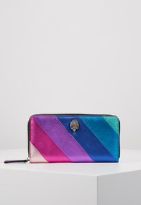 Portafoglio in pelle con strisce diagonali viola, rosa, blu e turchese, con un emblema decorativo a forma di conchiglia sulla parte anteriore.