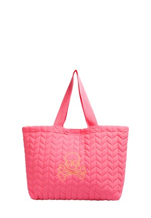 Bolso tote acolchado de color rosa brillante con dos asas de tela, que presenta un detalle bordado de una calavera y huesos amarillos en la parte frontal.