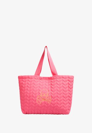 Sac fourre-tout matelassé rose vif avec deux poignées en tissu, présentant un détail brodé de crâne et os croisés jaunes à l'avant.