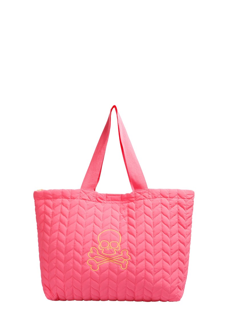Borsa a spalla trapuntata di un luminoso colore rosa con due manici in tessuto, caratterizzata da un ricamo di un teschio e ossa incrociate giallo sulla parte frontale.
