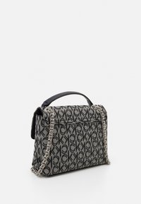 Borsa a tracolla a motivo nero e grigio con forma strutturata, dotata di manico superiore e tracolla in catena argentata. Tessuto testurizzato con design del logo.