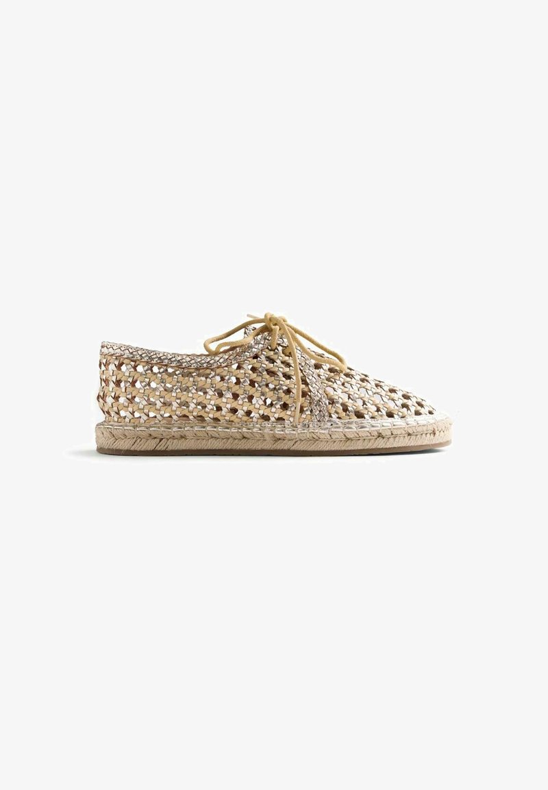 Scarpa espadrillas beige intrecciata con suola in juta e frontale con lacci, progettata per un uso casual estivo.