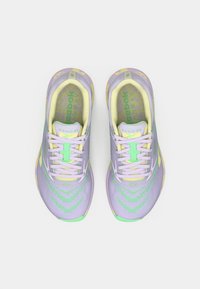 Adidași violet deschis cu accente verzi, având un material texturat, șireturi albe și o talpă cu amortizare. Logo-ul este vizibil pe limbă.