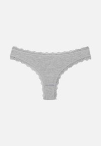String gris à dentelle avec une texture côtelée et une ceinture élastique douce, présentant des bords festonnés.