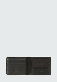 Portefeuille en cuir noir avec plusieurs emplacements pour cartes, une fenêtre pour ID transparente et un détail de couture texturée. Design plié avec une forme compacte.