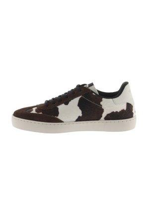 Sneakers in pelle di mucca con una tomaia a motivi marroni e bianchi, lacci neri e una suola bianca. Presentano un tallone in contrasto nero e cuciture.