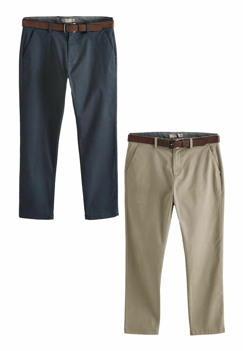 Două perechi de pantaloni: una de culoare bleumarin închis și una de culoare khaki. Ambele au un material texturat, buzunare frontale și curele din piele maro.