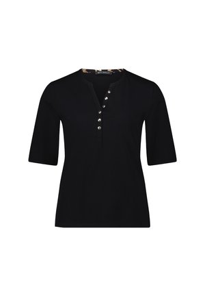 Maglietta nera a maniche corte con scollo henley, caratterizzata da bottoni argento lungo la patta e un colletto interno a motivo. Tessuto dalla superficie liscia.
