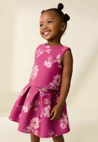 Fuksjowa sukienka z kwiatowym nadrukiem, bez rękawów, o kroju dopasowanym u góry i rozkloszowanym na dole, wykonana z teksturowanej tkaniny, z ozdobnymi plisami na spódnicy.