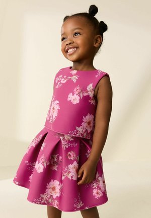 Fuksjowa sukienka z kwiatowym nadrukiem, bez rękawów, o kroju dopasowanym u góry i rozkloszowanym na dole, wykonana z teksturowanej tkaniny, z ozdobnymi plisami na spódnicy.