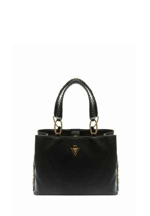 Borsa in pelle nera con doppi manici e hardware dorato. Presenta una placca con logo e una texture laterale dettagliata. Forma cubica.