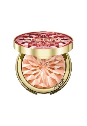 Compacte make-up highlighter met een facetgeslepen rosegoudkleurig poeder en een goudkleurige behuizing met een gestructureerde roze deksel, gegraveerd met "BY TERRY."