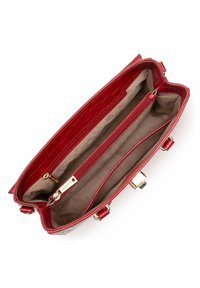 Sac à main en simili cuir rouge avec une texture gaufrée. L'intérieur comprend une poche zippée et deux compartiments ouverts, doublés de tissu beige.