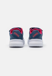 Tenisky K-Swiss mají navy kožený svršek, růžové síťovinové podšívky, bílou podrážku a logo na patě. Navrženy pro pohodlí a podporu.