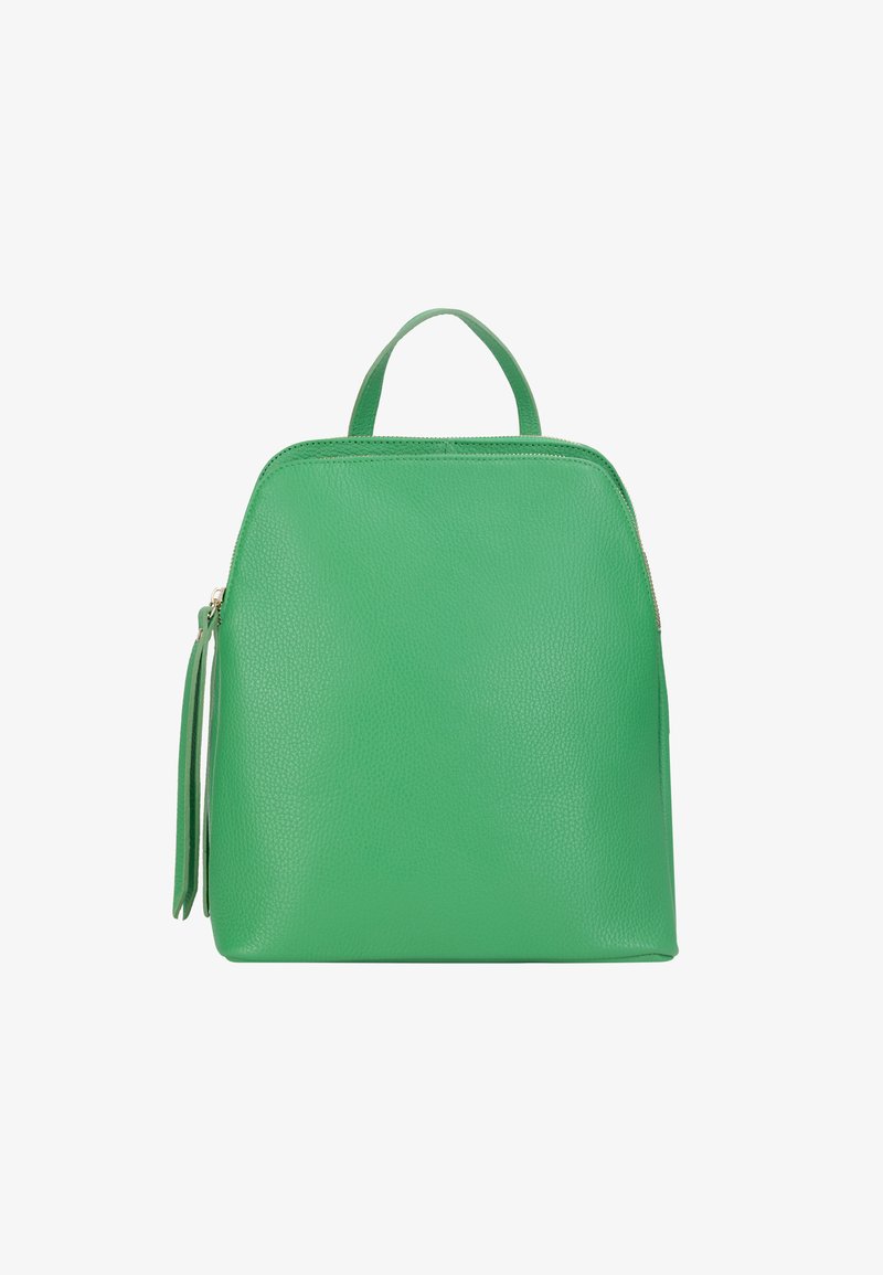 Mochila de cuero verde con una forma estructurada, cierre de cremallera y una asa en la parte superior. Cuenta con una superficie texturizada y un acento decorativo de borlas.