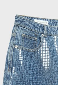 Blaue Denim-Jeans mit Leopardenprint und verstreuten silbernen Pailletten, sichtbare Fronttasche, Bund und Größenetikett 36.