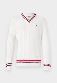 Weißer Pullover mit V-Ausschnitt, auf einer Seite mit Kabelstrickmuster und auf der anderen Seite mit glattem Strick. Akzentuiert mit roten und schwarzen Streifen.