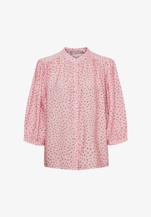 Pink bluse med lange ærmer og brune polkaprikker, knapper foran og let opsamling ved skuldre og manchetter.