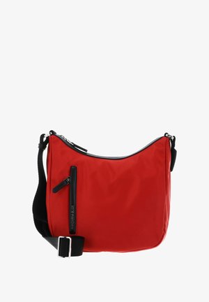 Sac d'épaule en nylon rouge avec un dessus courbé, accents noirs, une poche zippée et une bandoulière réglable. Texture lisse, design minimaliste.