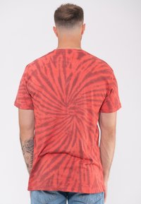 Paradiso Clothing AVENGED SEVENFOLD PENT UP DIP DYE - Print T-shirt - red