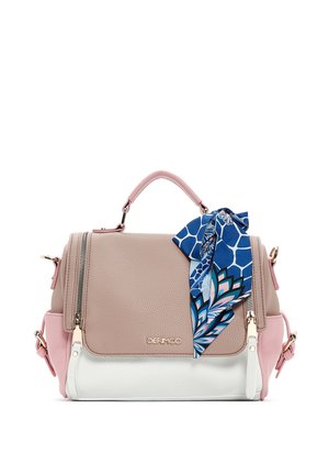Bolso de mano de cuero rosa, beige y blanco con cremalleras doradas, una bufanda azul con estampado anudada al asa y el logo "DERIMOD" en la parte delantera.
