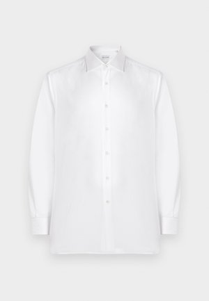 Camisa blanca de manga larga con botones, hecha de una tela suave, que presenta un cuello estándar y una fila de botones similares a perlas en la parte frontal.