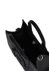 Čierna kožená kabelka s hornými uchami, otvorený interiér s látkovým podšívkou, strieborné kovové prstene a vystúpené logo na vonkajšej strane.