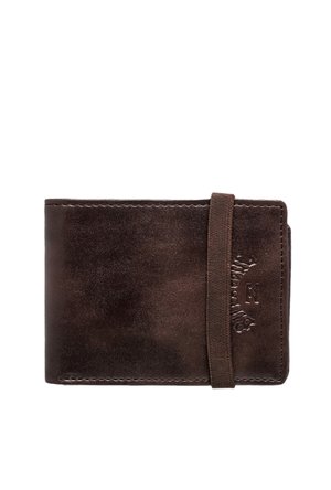Cartera de cuero marrón con textura suave, con un borde cosido y una correa de tela para el cierre. Logo grabado en la parte frontal.