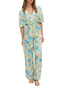 Leichter Jumpsuit mit pastellfarbigem Blumenmuster, V-Ausschnitt, weiten Ärmeln und tailliertem Gürtel. In hellblauen, gelben und rosa Farben.
