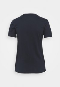 Námořnická modrá tričko s krátkým rukávem, vyrobené z bavlny, s kulatým výstřihem a hladkým povrchem. Žádné viditelné vzory nebo ozdoby.