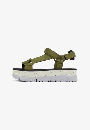 Grønne strop sandaler med en spraglet hvid platformssål og en sort gummibund. Har justerbare stropper for en sikker pasform.